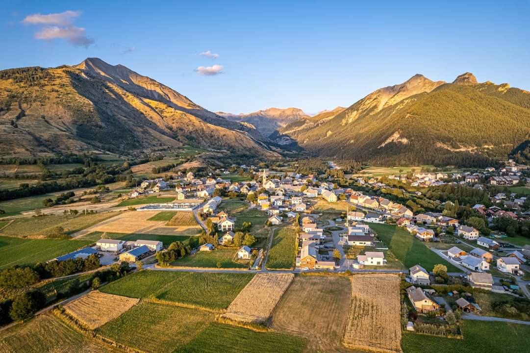 vue aérienne du village d'ancelle